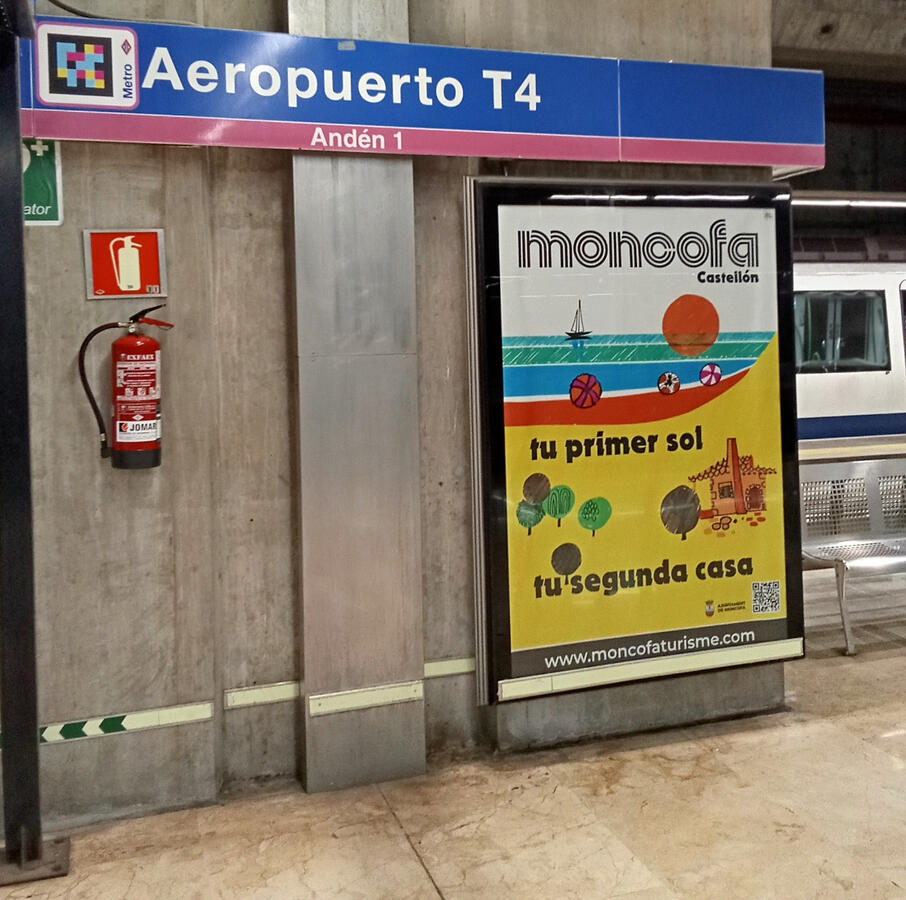 Mupi en andana 1 de estació metro T4 aeroport de Madrid