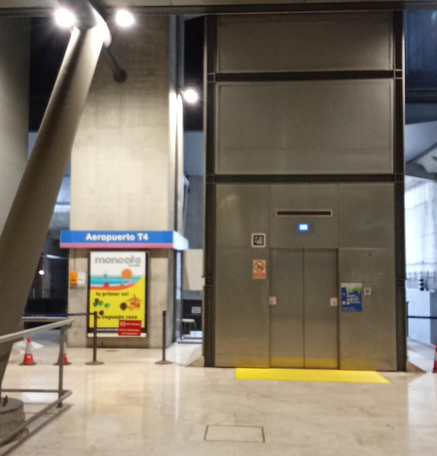 Mupi en ascensor T4 Mupi junto ascensor en metro T4 aeropuerto Madrid