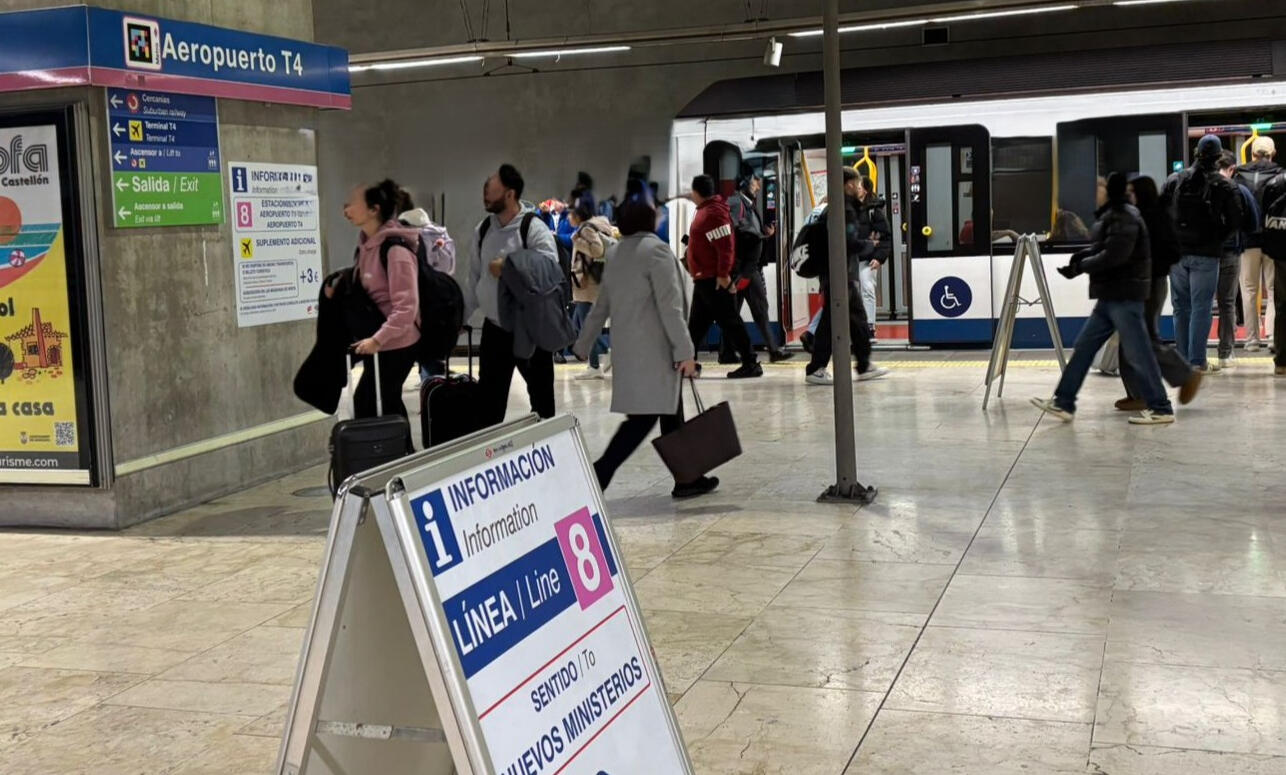 mupi metro T4 aeroport Mupi andana 1 metro T4 Madrid amb arribada de tren